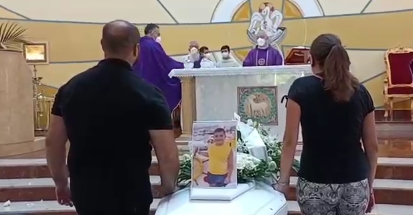 Bimbo morto a Sharm, i funerali di Andrea Mirabile tra rabbia e dubbi – Foto e video