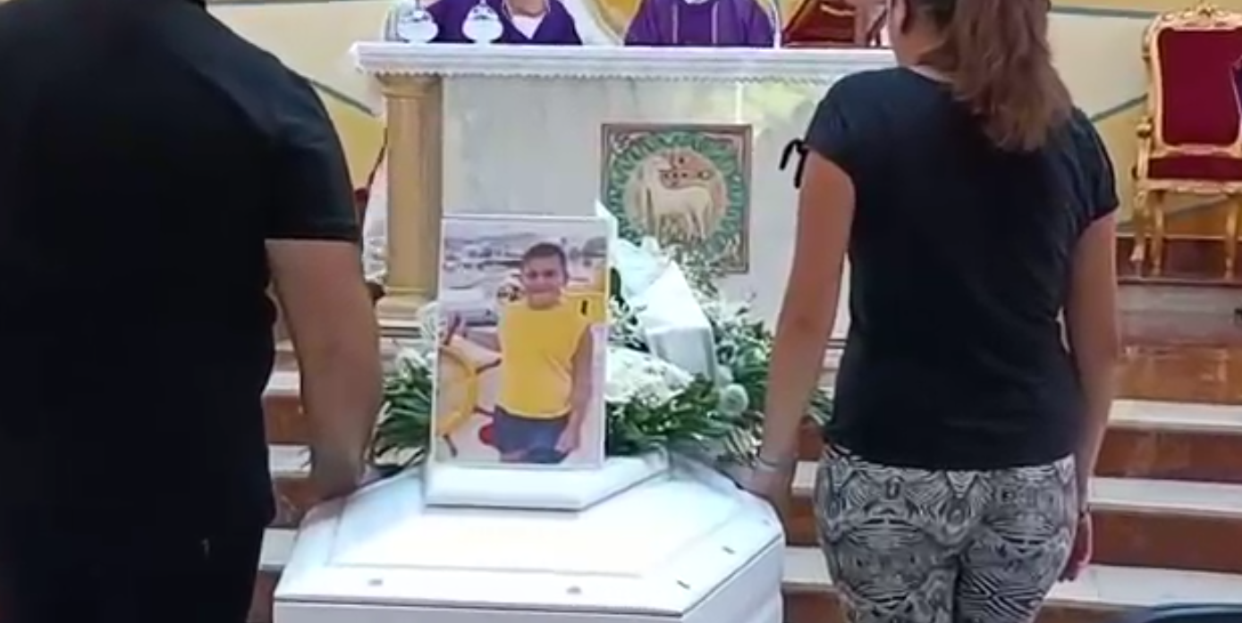 Bimbo morto a Sharm, i funerali di Andrea Mirabile tra rabbia e dubbi – Foto e video