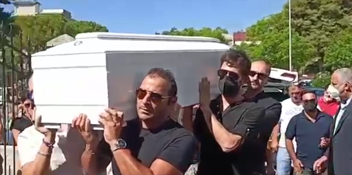 Bimbo morto a Sharm, i funerali di Andrea Mirabile tra rabbia e dubbi – Foto e video