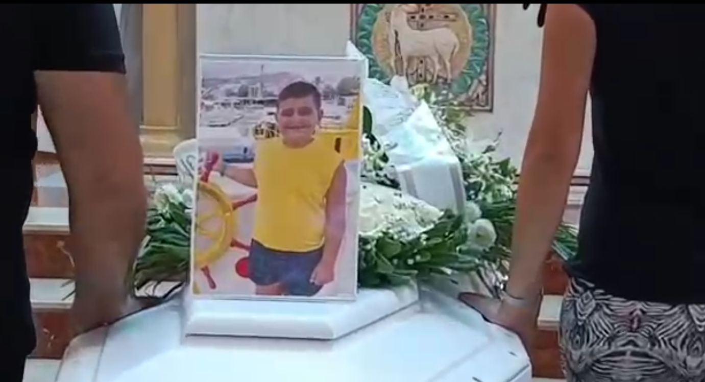 Bimbo morto a Sharm, i funerali di Andrea Mirabile tra rabbia e dubbi – Foto e video