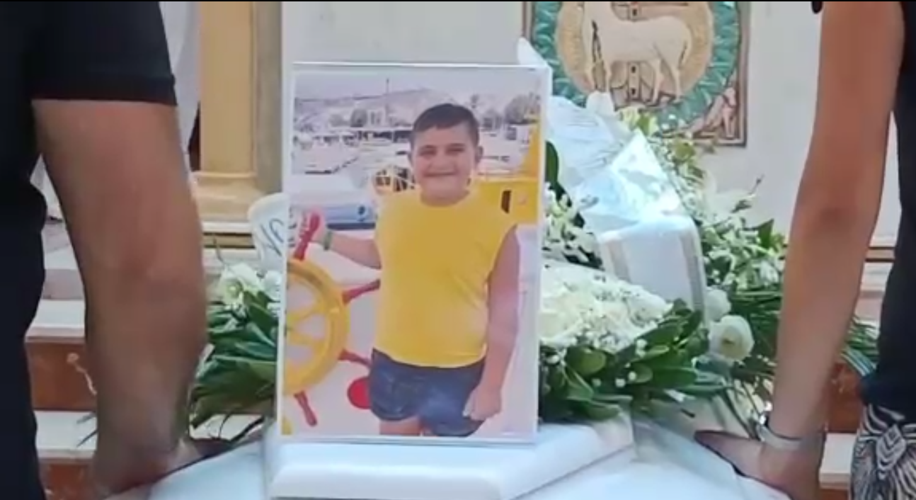 Bimbo morto a Sharm, i funerali di Andrea Mirabile tra rabbia e dubbi – Foto e video