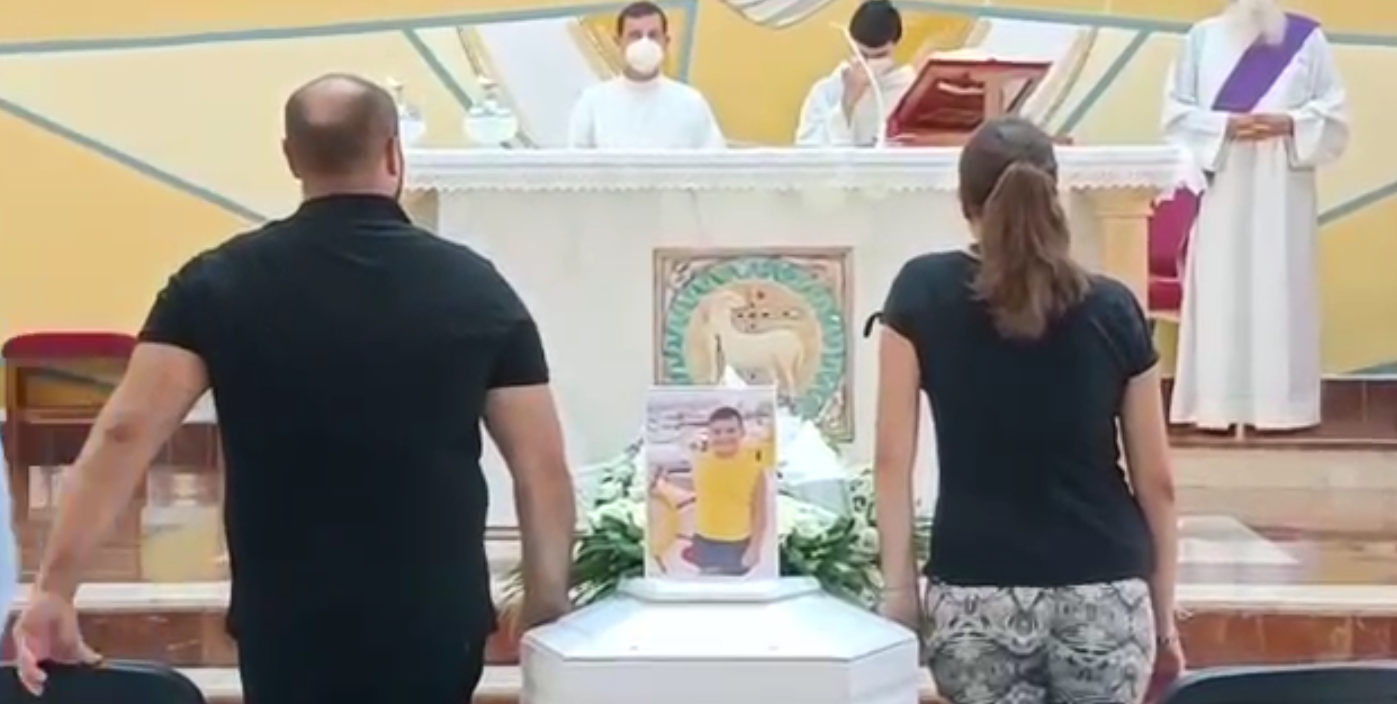 Bimbo morto a Sharm, i funerali di Andrea Mirabile tra rabbia e dubbi – Foto e video