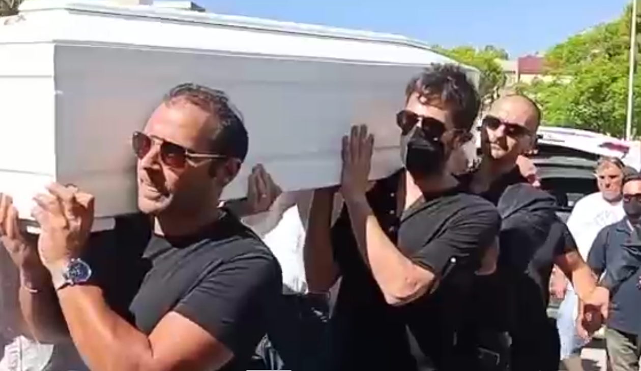 Bimbo morto a Sharm, i funerali di Andrea Mirabile tra rabbia e dubbi – Foto e video
