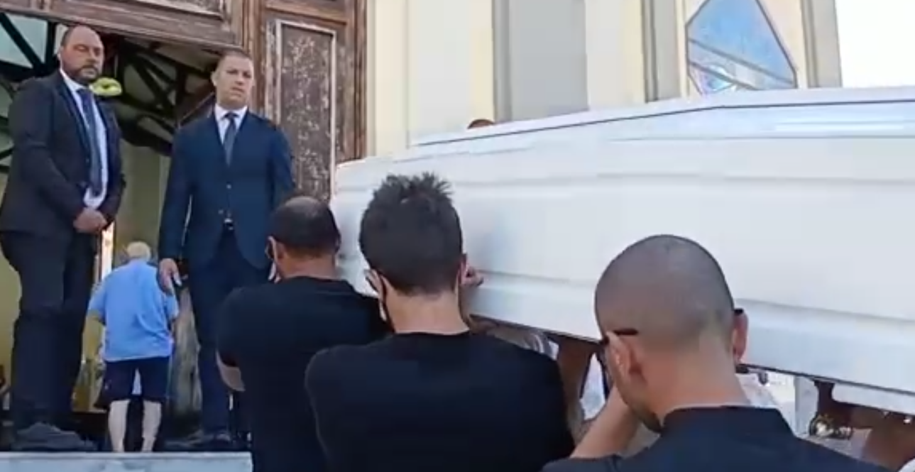 Bimbo morto a Sharm, i funerali di Andrea Mirabile tra rabbia e dubbi – Foto e video