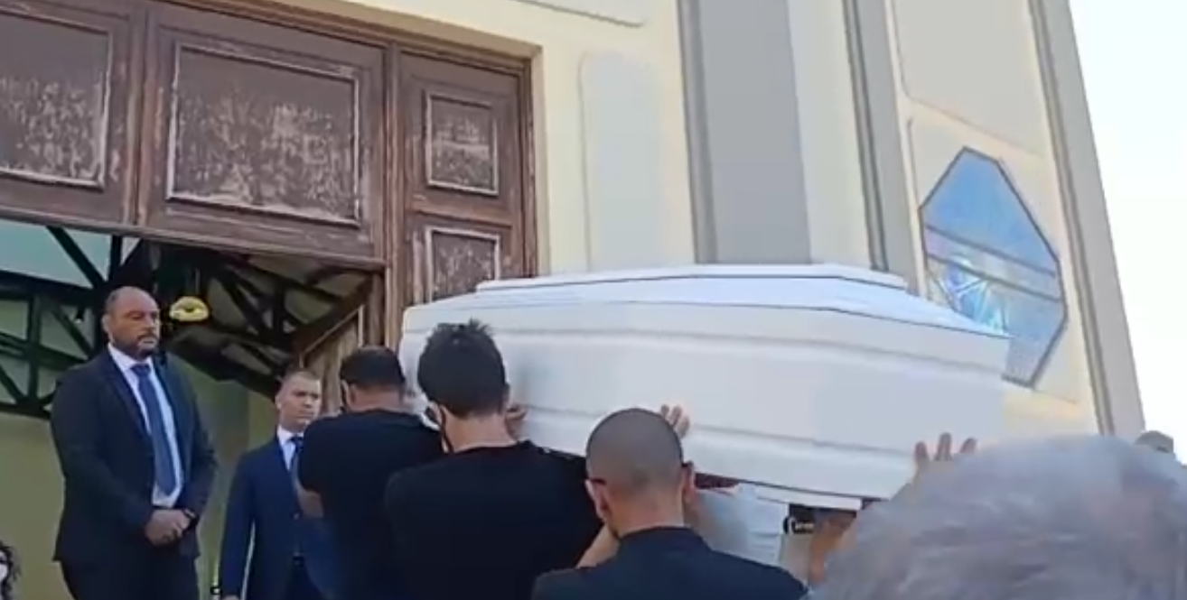 Bimbo morto a Sharm, i funerali di Andrea Mirabile tra rabbia e dubbi – Foto e video