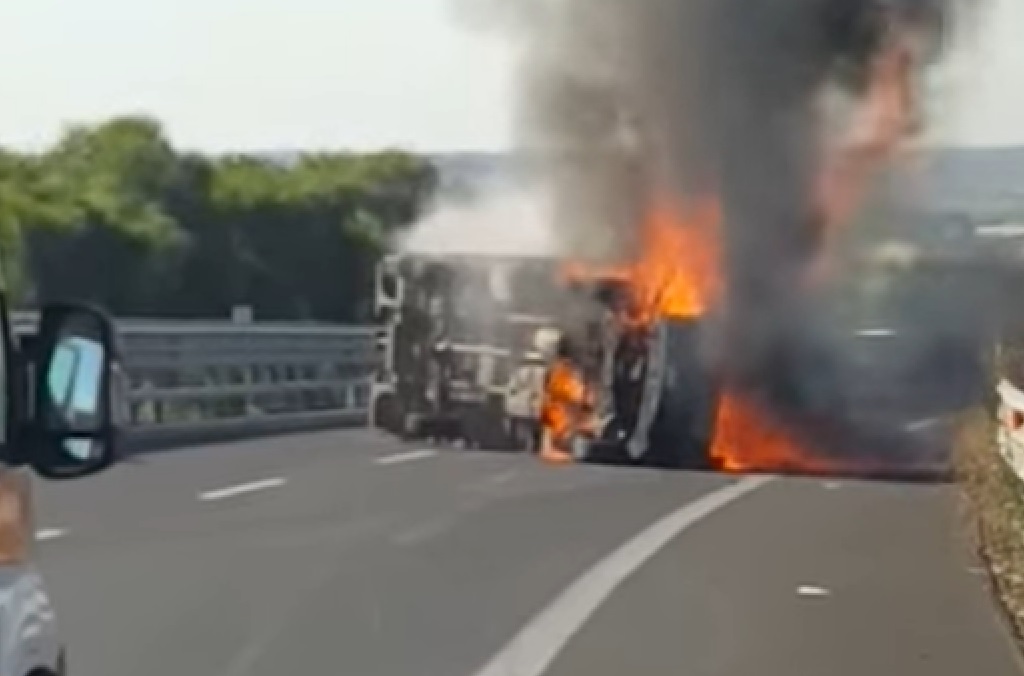 Autocarro si ribalta e prende fuoco: autostrada Siracusa-Catania bloccata