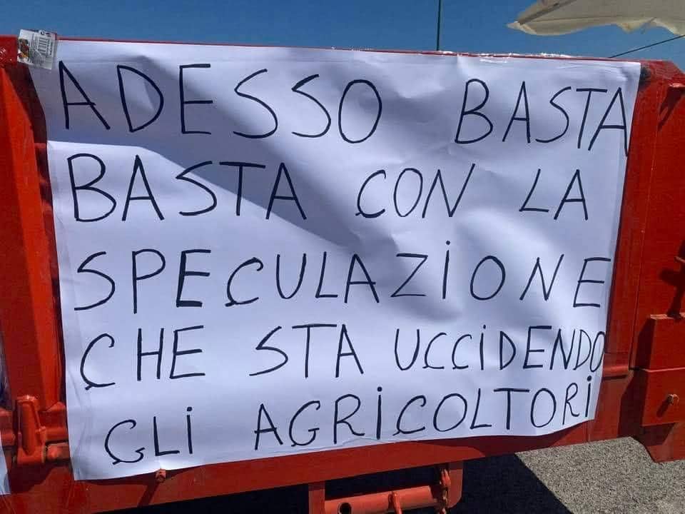 Sicilia, agricoltura in ginocchio: trattori in strada contro il caro acqua