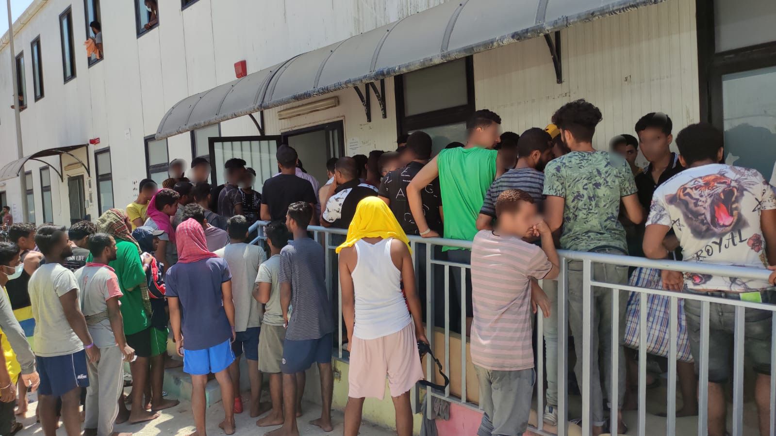 I trasferimenti non bastano, a Lampedusa hotspot nel caos