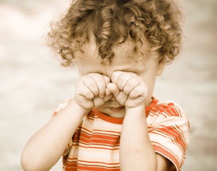 Sabbia, sole, cloro: i nostri occhi rischiano di “pagare cara” l’estate