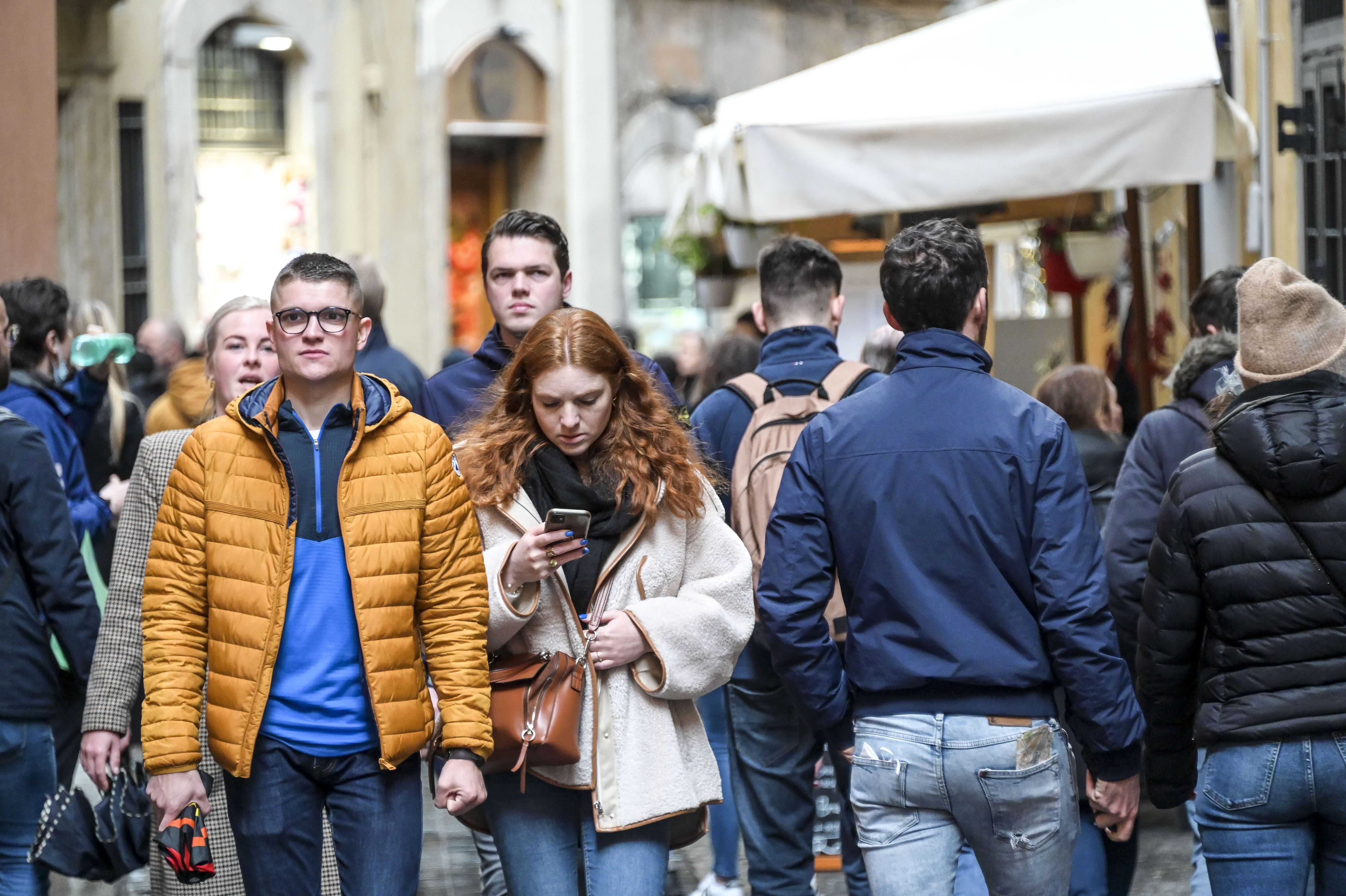 Omicron 5 fa paura all’estate, l’ipotesi lockdown e quando ci sarà il picco