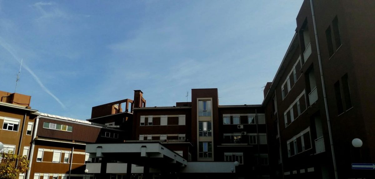 Paziente con la gamba rotta medicato con i cartoni, rimosso il responsabile del pronto soccorso di Patti