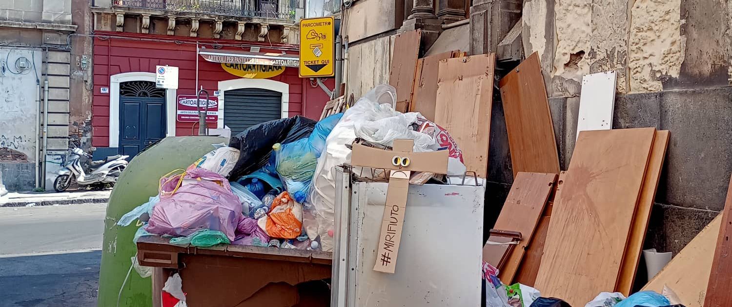 “Mi rifiuto”, croci di protesta sull’immondizia a Catania: ecco in quali zone – Fotogallery
