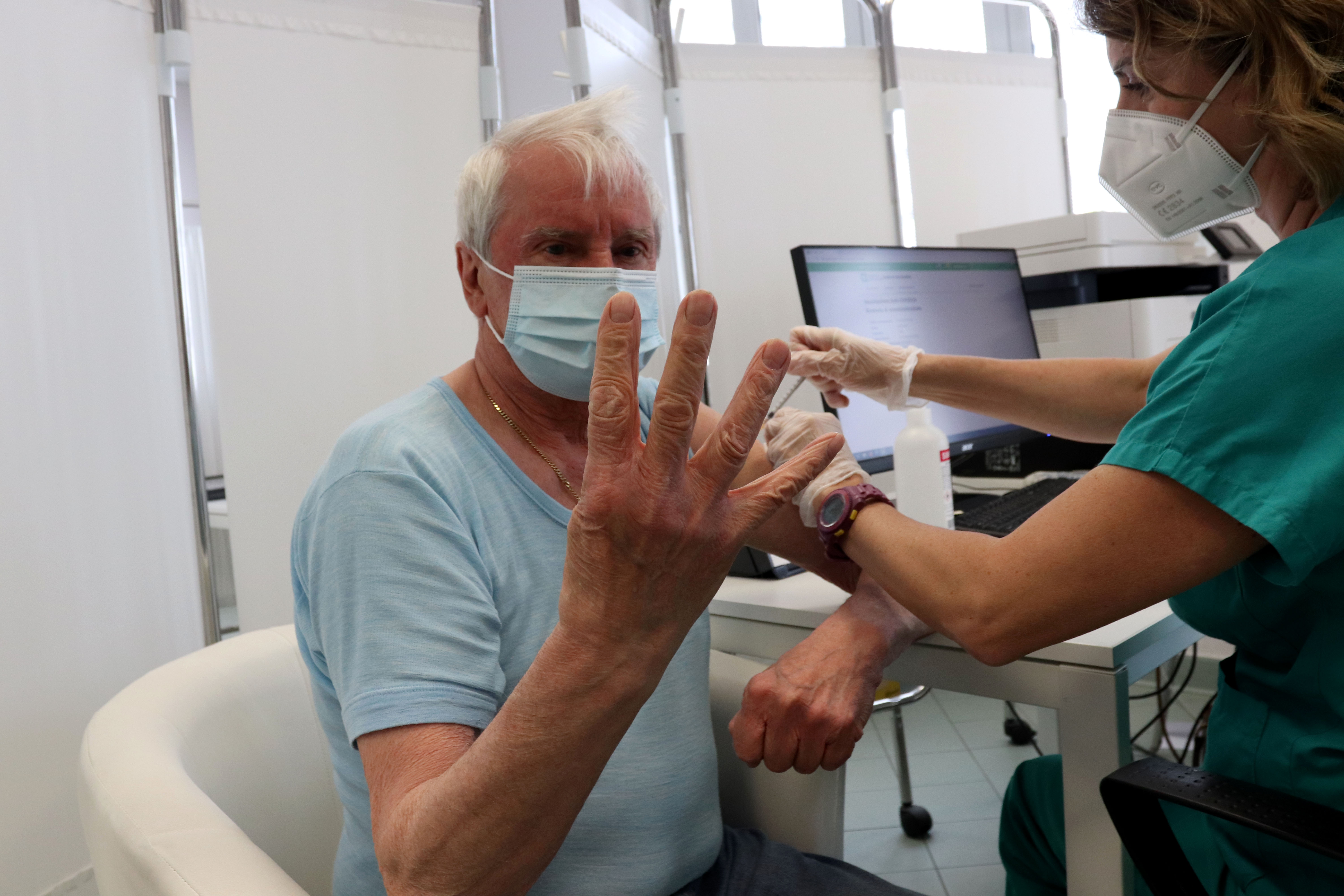 Omicron e quarta dose di vaccino: “Dimostrata la protezione da contagio”