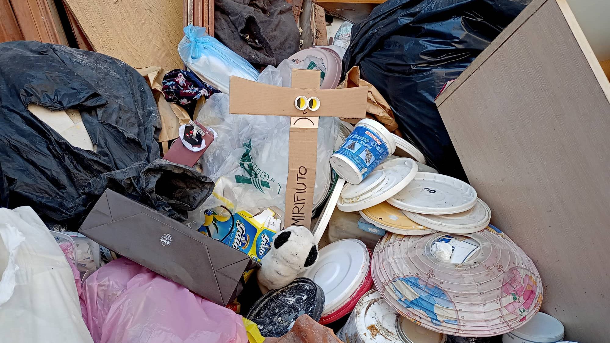 “Mi rifiuto”, croci di protesta sull’immondizia a Catania: ecco in quali zone – Fotogallery