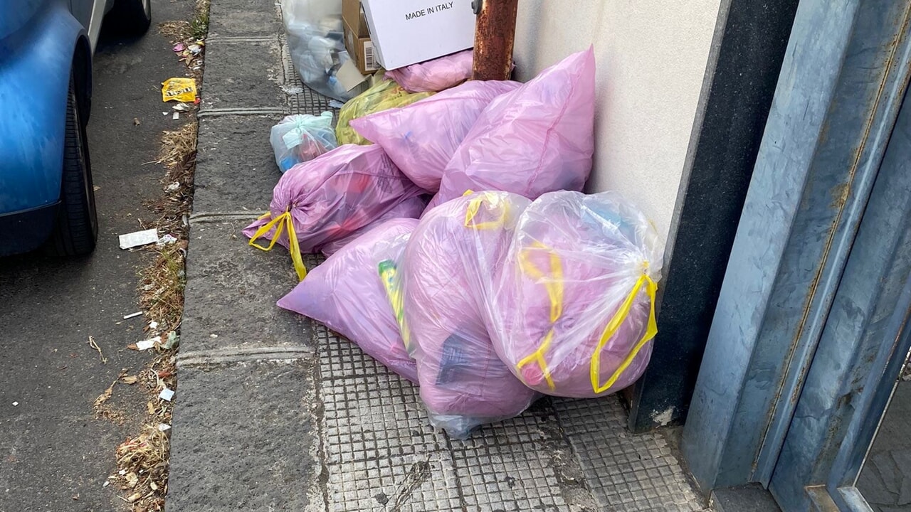 Misterbianco invasa dai rifiuti, l’assessore risponde alle accuse