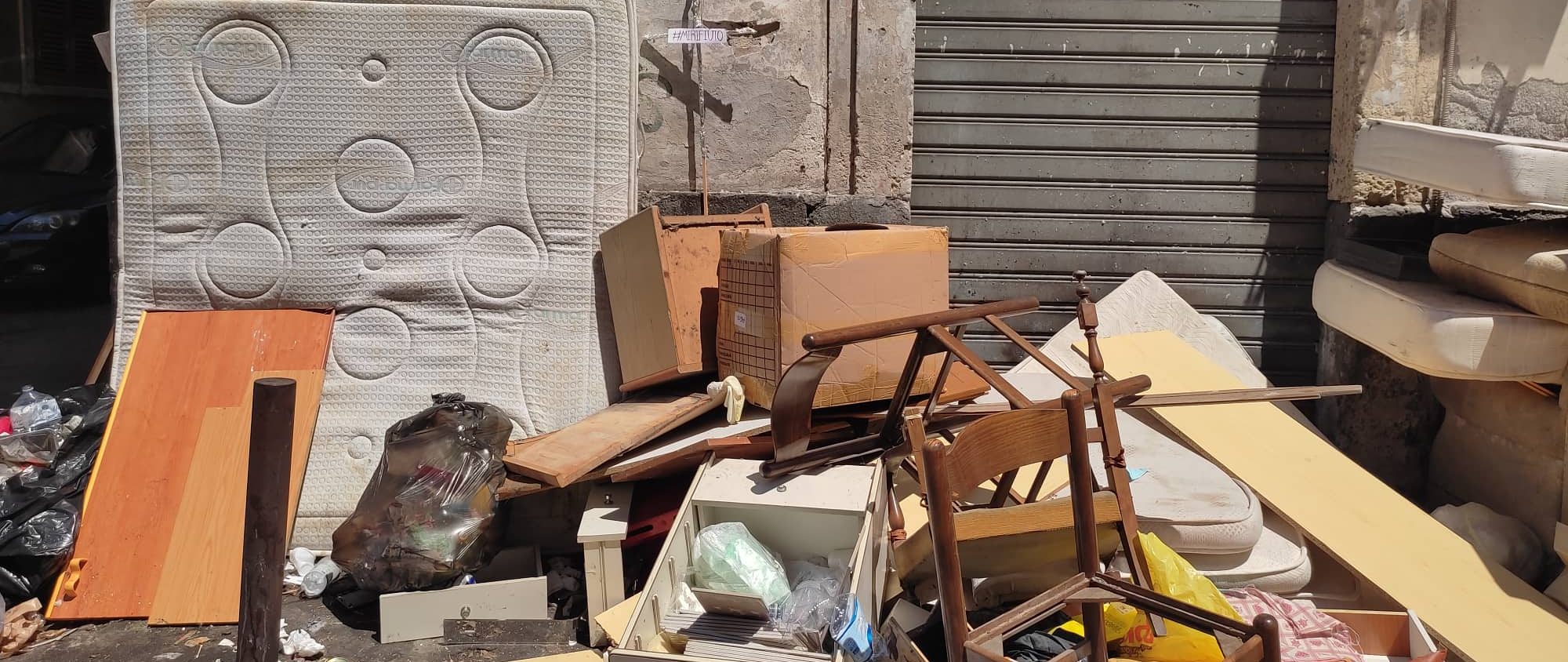 “Mi rifiuto”, croci di protesta sull’immondizia a Catania: ecco in quali zone – Fotogallery