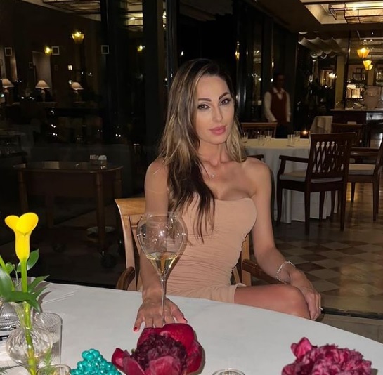 Anna Tatangelo è a Taormina: scatti in bikini sullo yacht – Fotogallery