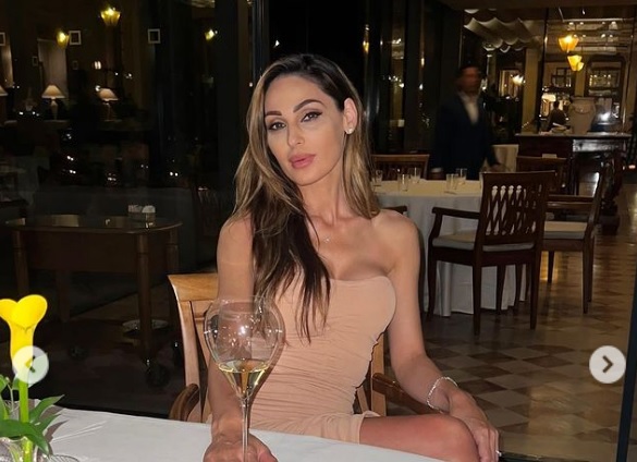 Anna Tatangelo è a Taormina: scatti in bikini sullo yacht – Fotogallery