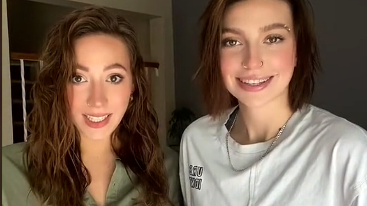 Mamma aveva fatto sesso con lo stesso uomo, coppia su Tik Tok: “Forse siamo sorelle” Mamma aveva fatto sesso con lo stesso uomo, coppia su Tik Tok: “Forse siamo sorelle”