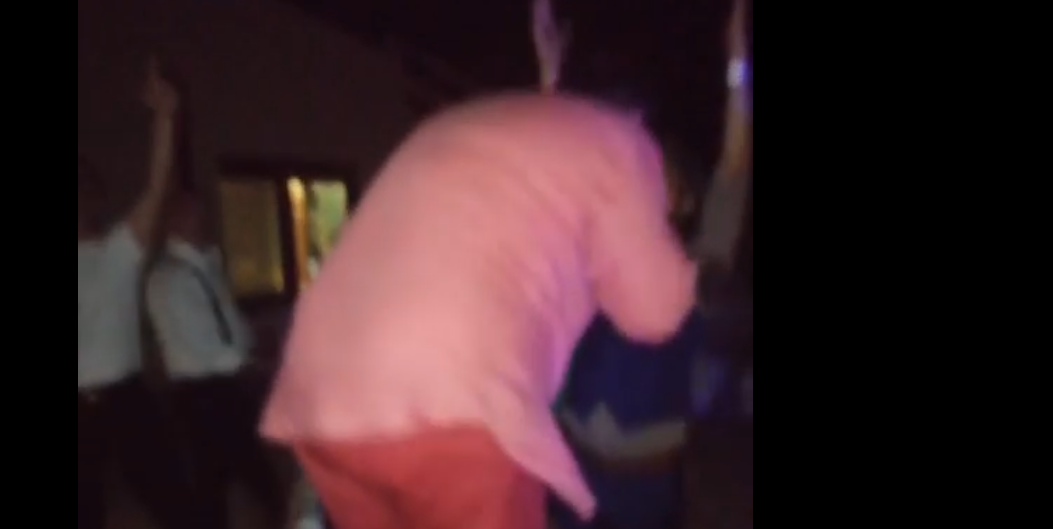 La drammatica sequenza della caduta di Antonio Andriani nel pozzo