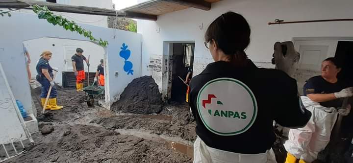 Nubifragio Stromboli, 80 interventi e strade colme di fango: le ultime (FOTO)