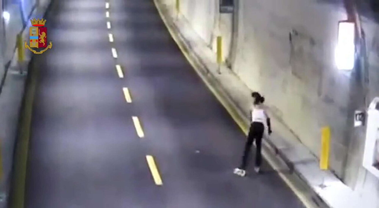 Galleria foto 'Le incredibili immagini di una ragazza che entra in autostrada con i pattini' - foto 7