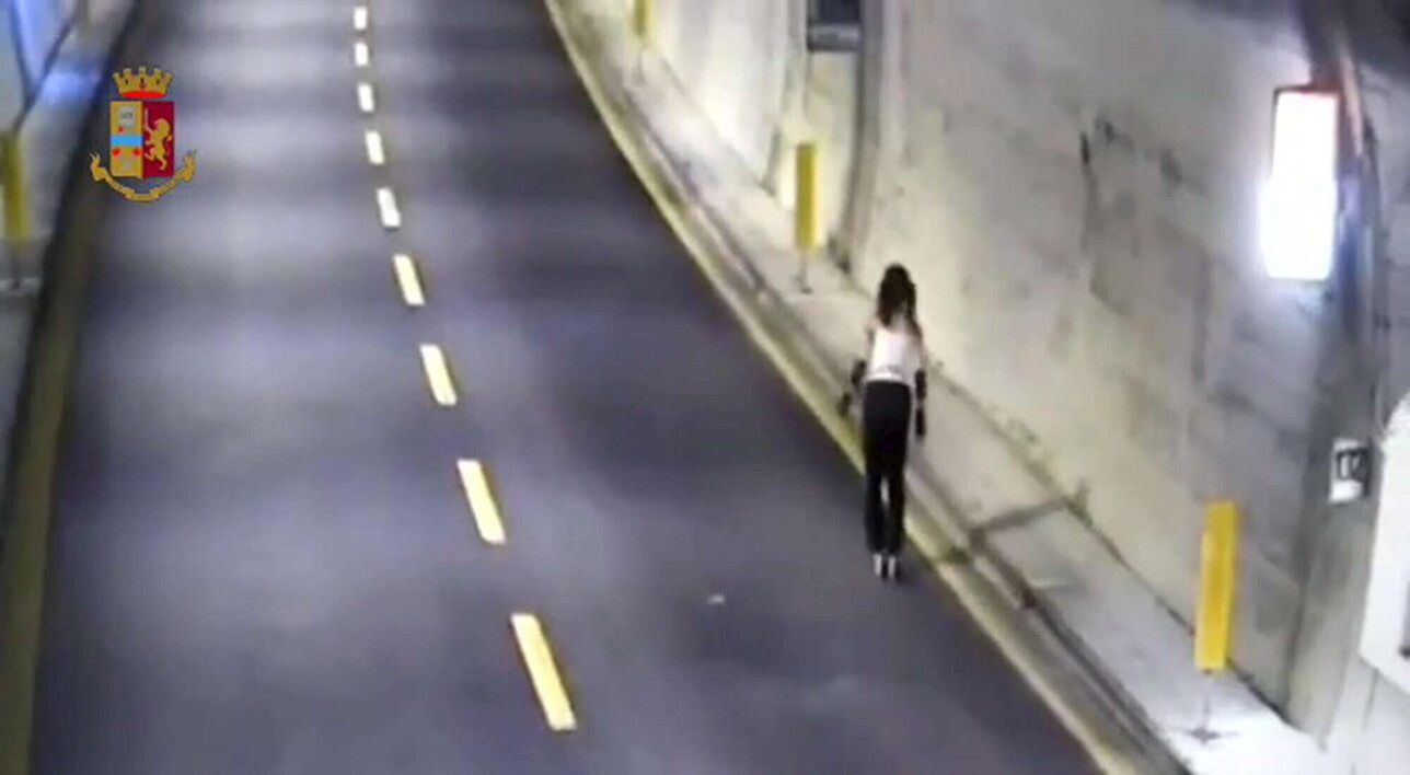Le incredibili immagini di una ragazza che entra in autostrada con i pattini