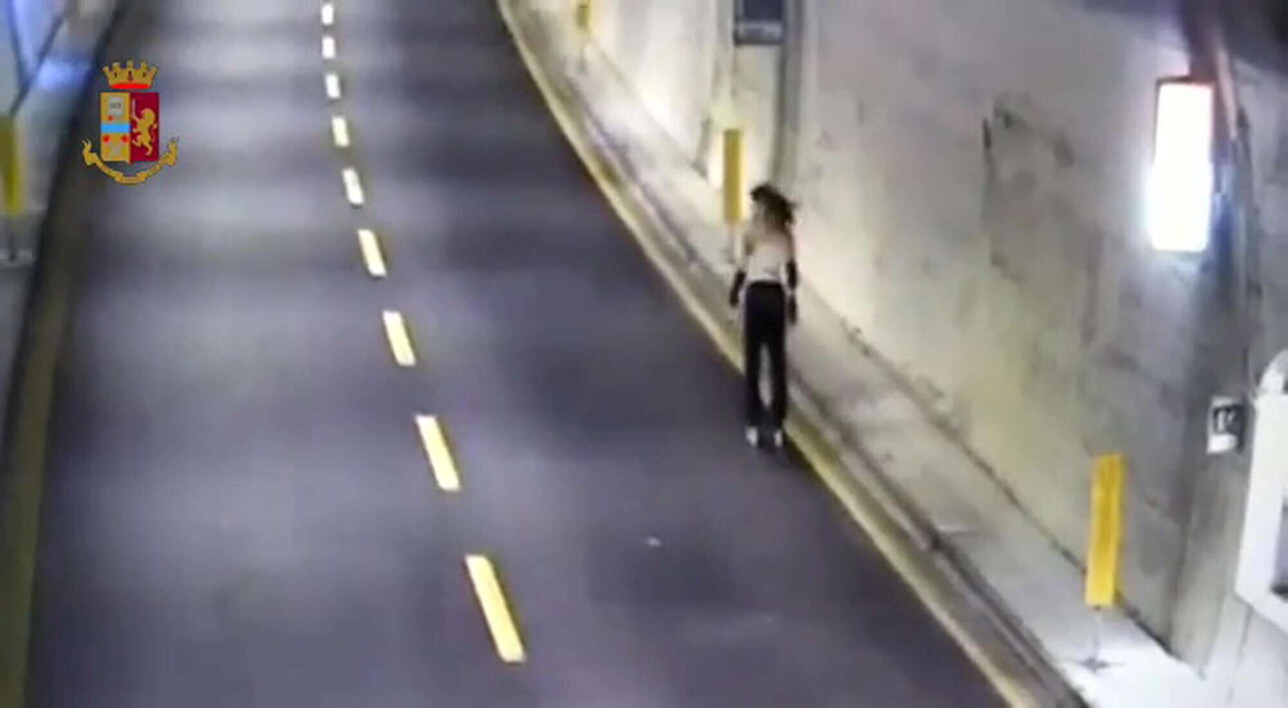 Le incredibili immagini di una ragazza che entra in autostrada con i pattini