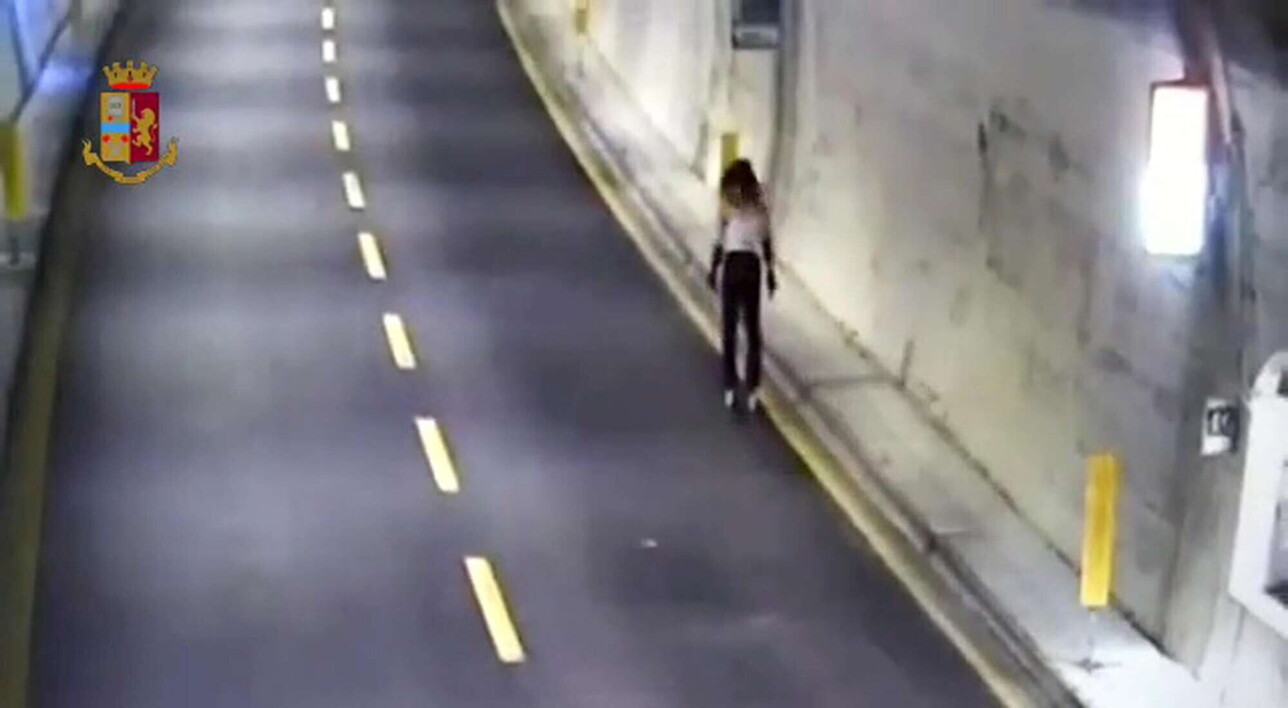 Le incredibili immagini di una ragazza che entra in autostrada con i pattini