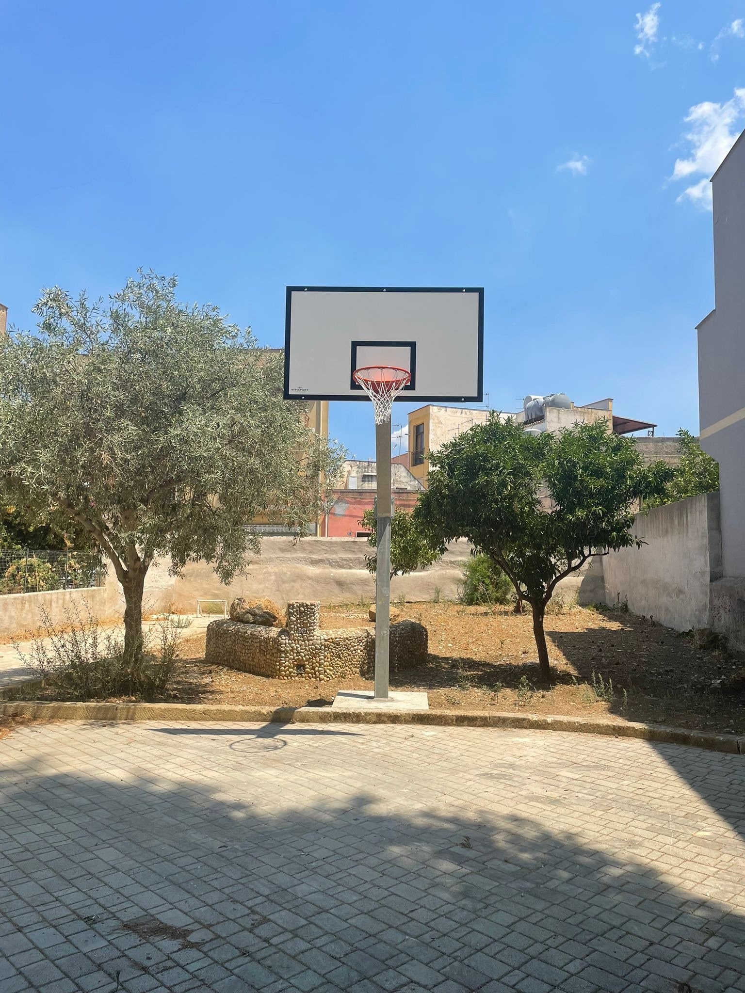 Strutture sportive a Paceco, installati due nuovi canestri