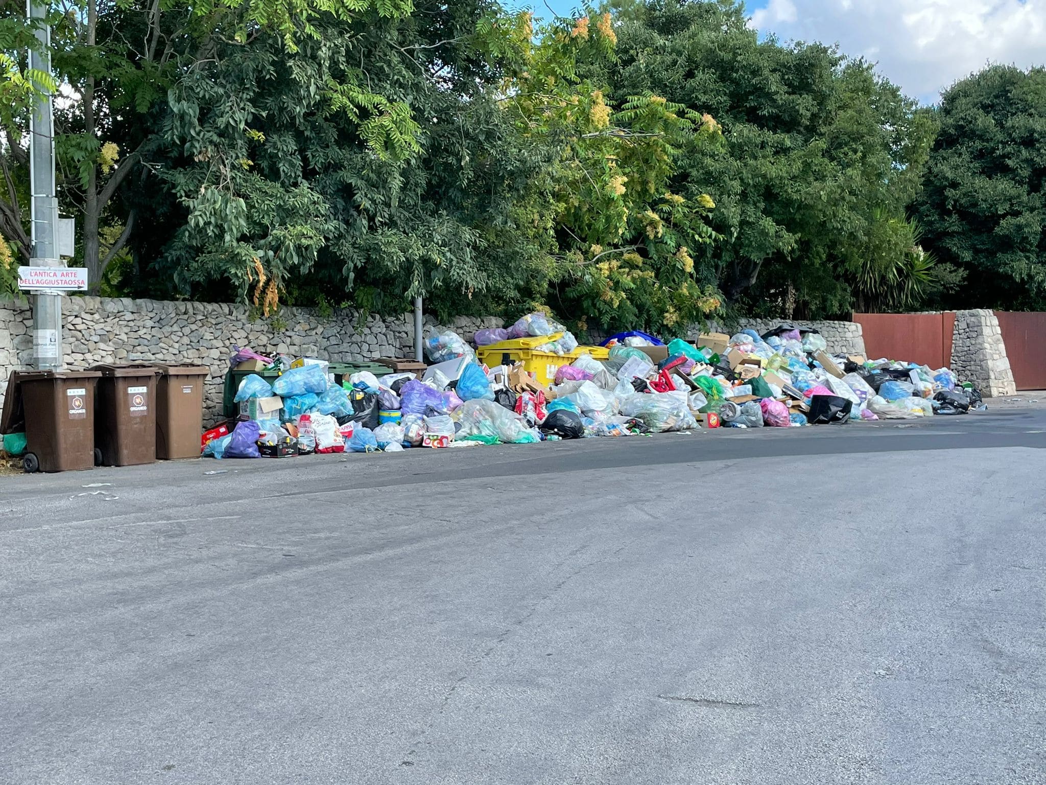 Emergenza rifiuti senza fine nel territorio ibleo, cresce la rabbia dei cittadini