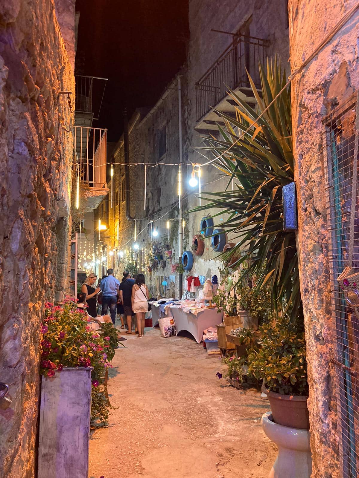 Dai rifiuti a oggetti d’arte: ecco come rinasce il cortile Antinoro a Favara