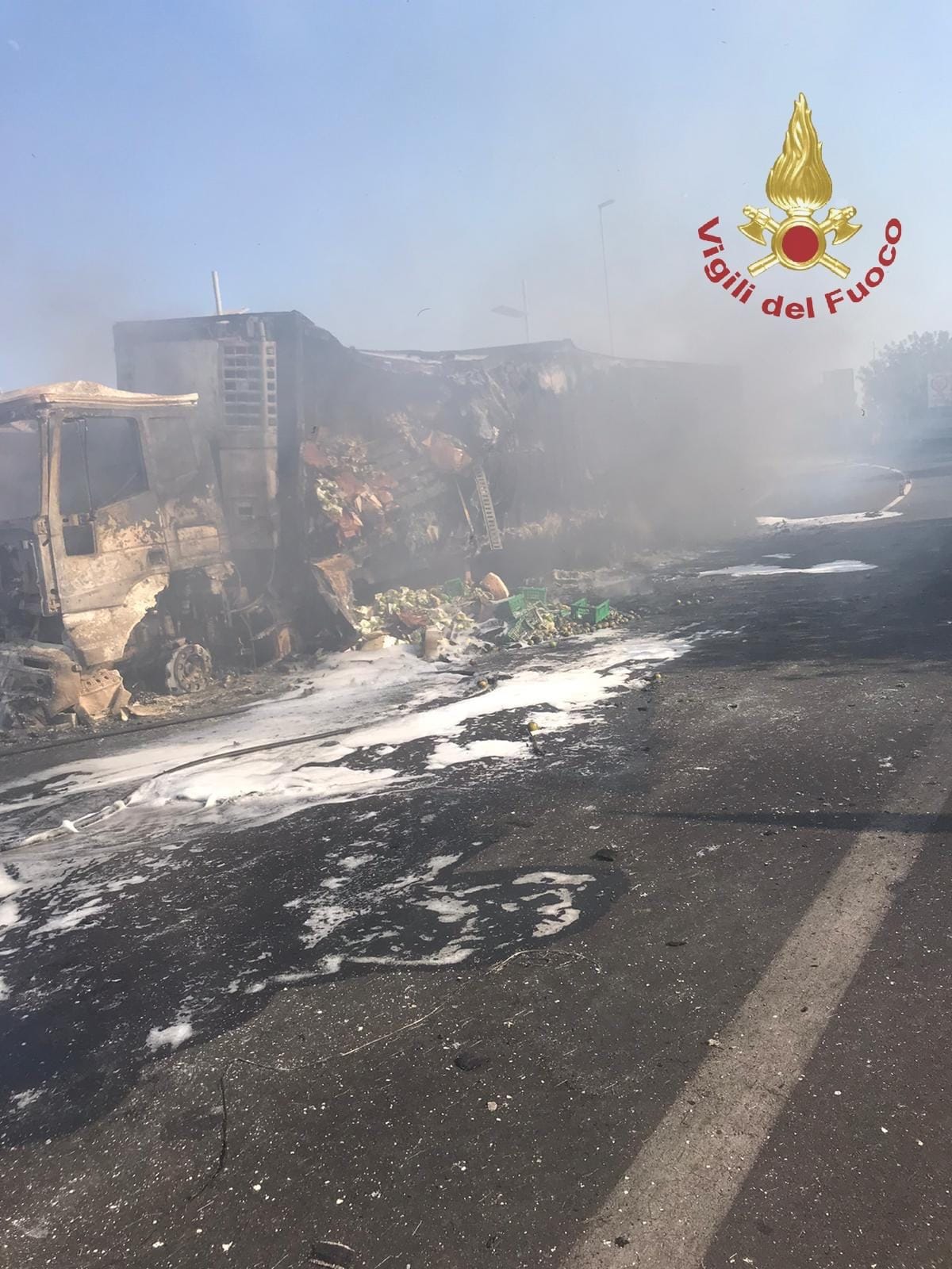 Camion divorato dalle fiamme in autostrada, incolume il conducente, le foto