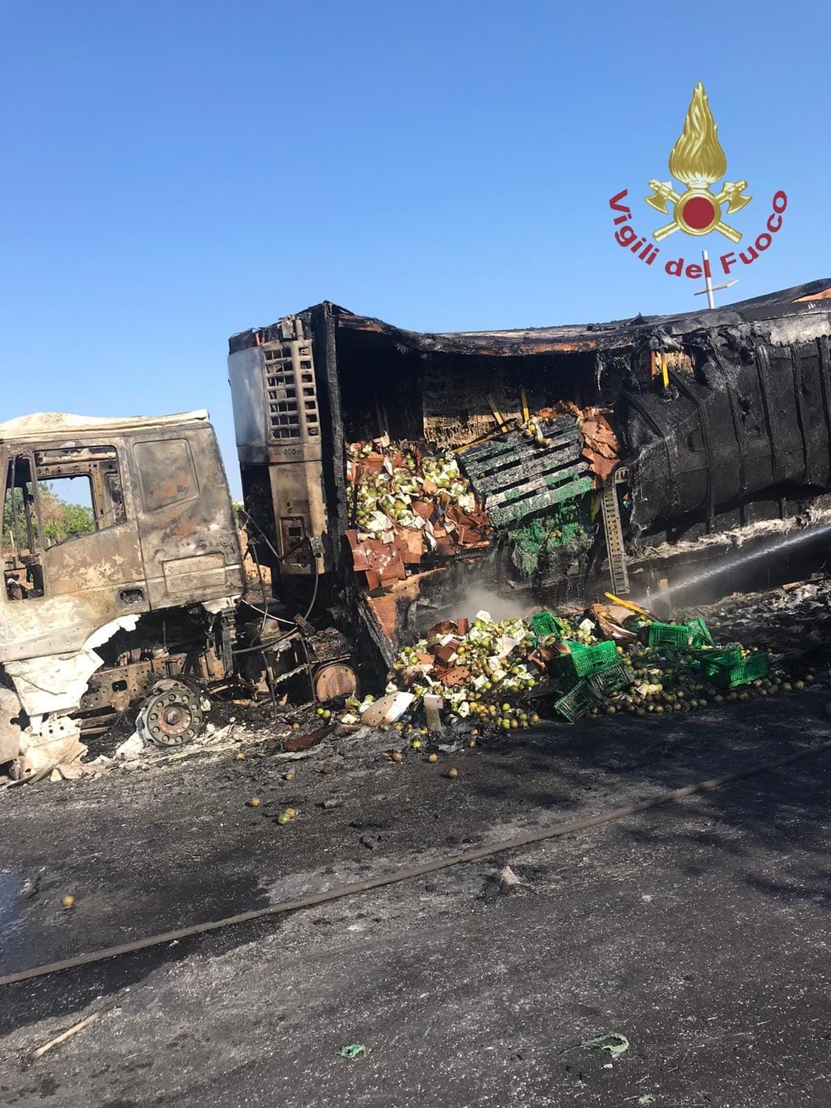 Camion divorato dalle fiamme in autostrada, incolume il conducente, le foto