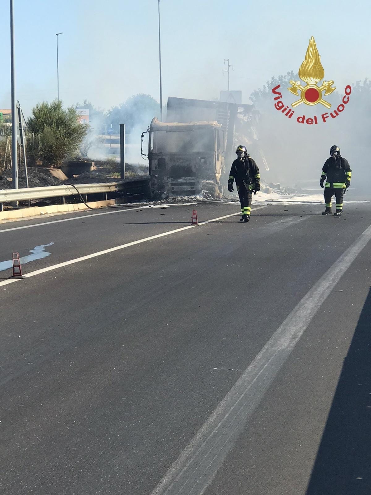 Galleria foto 'Camion divorato dalle fiamme in autostrada, incolume il conducente, le foto' - foto 1