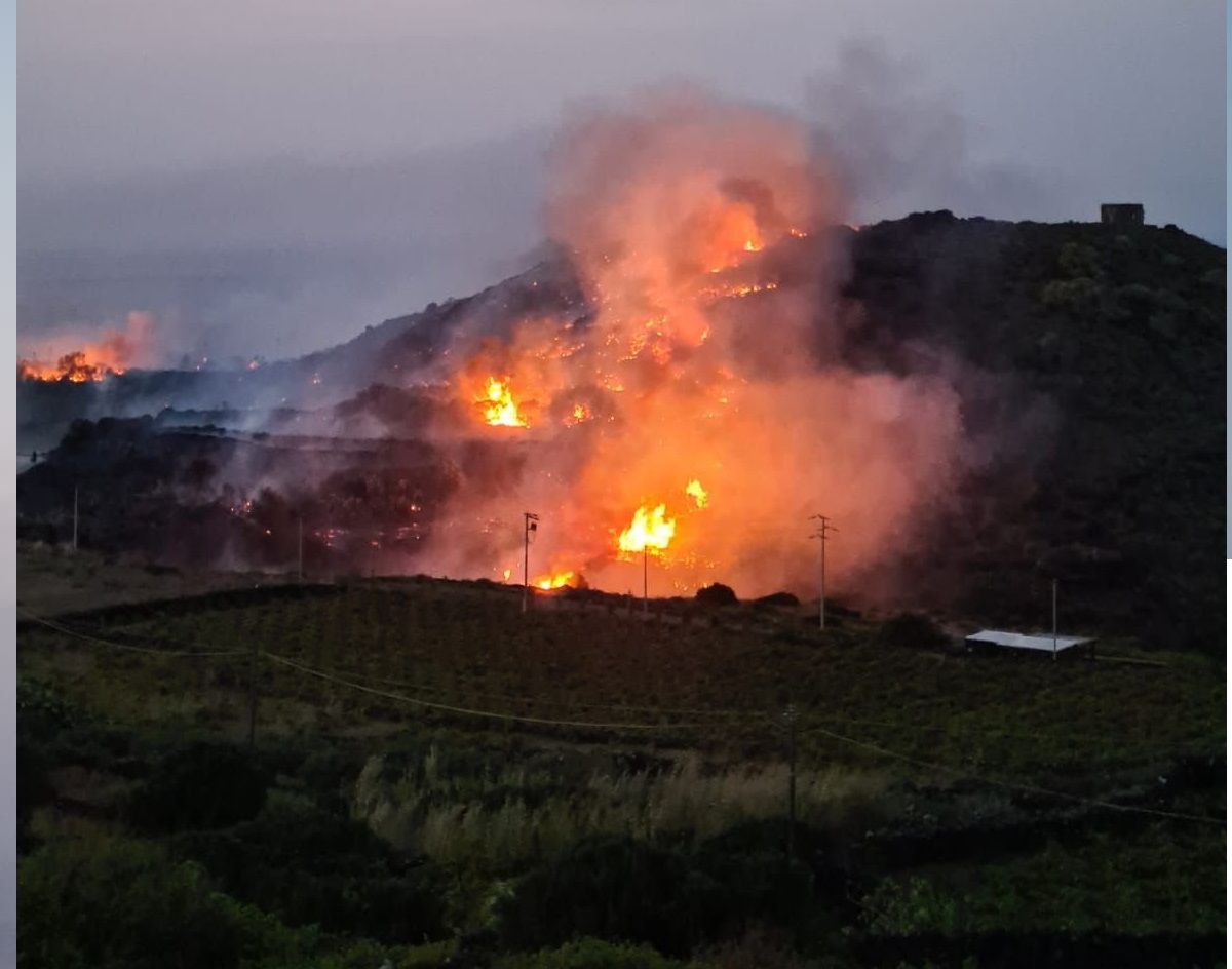 La notte infernale di Pantelleria, maxi-incendio: “Scenario doloso” – FOTO e VIDEO