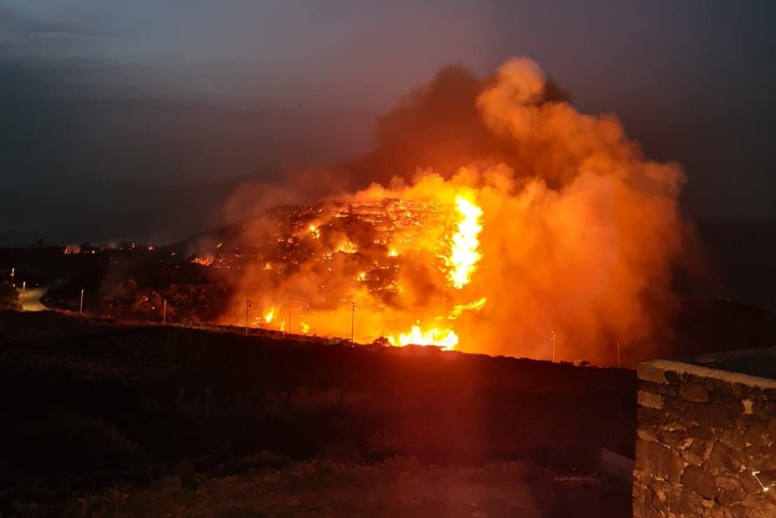 La notte infernale di Pantelleria, maxi-incendio: “Scenario doloso” – FOTO e VIDEO