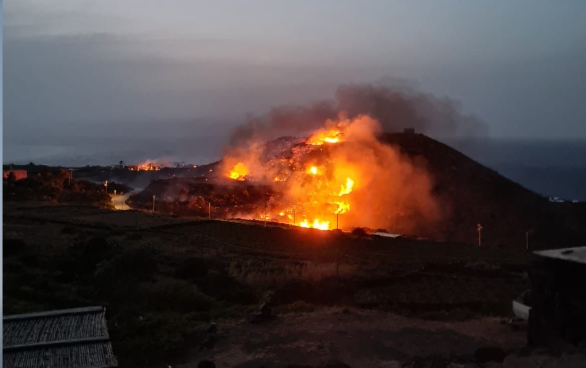 La notte infernale di Pantelleria, maxi-incendio: “Scenario doloso” – FOTO e VIDEO