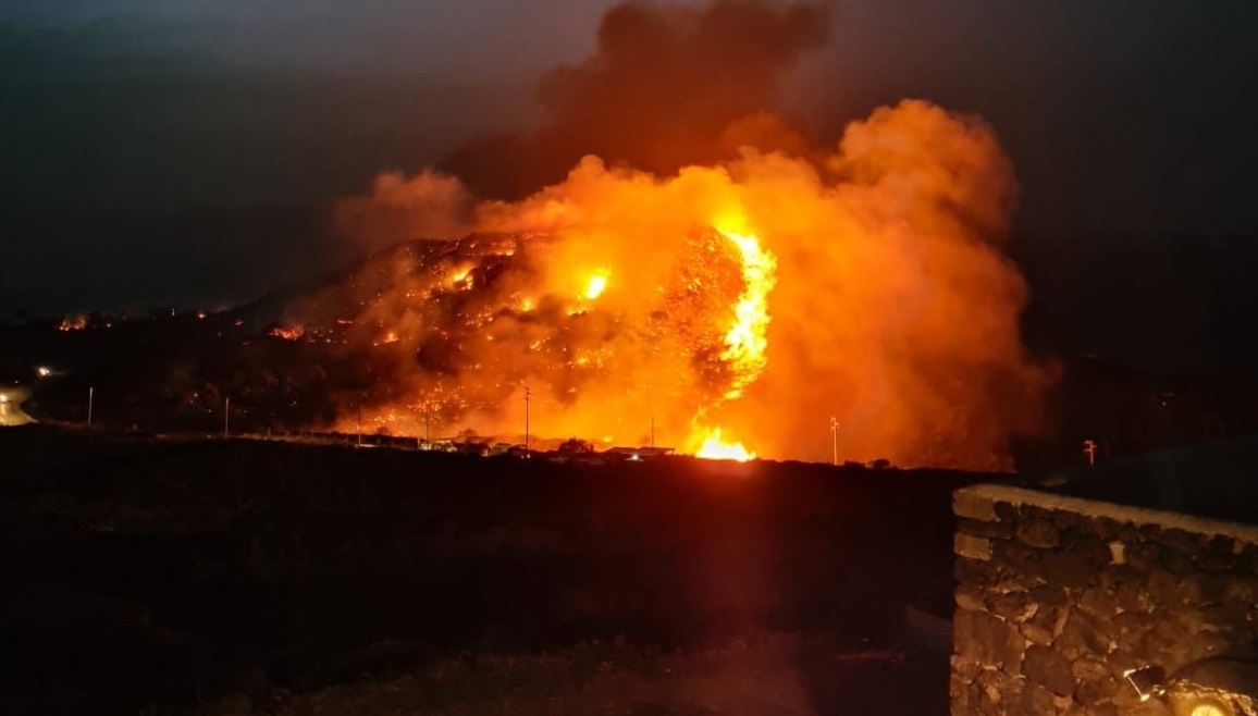 La notte infernale di Pantelleria, maxi-incendio: “Scenario doloso” – FOTO e VIDEO