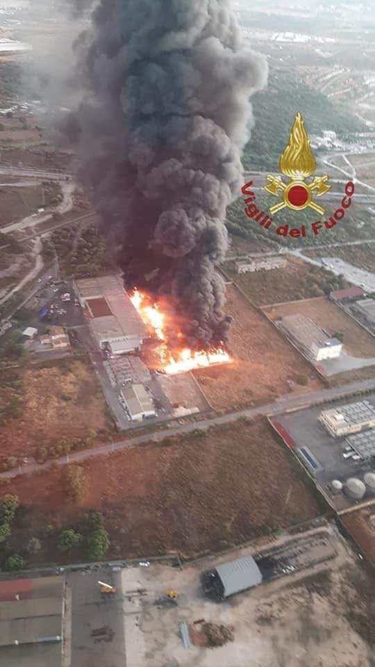 Incendio capannone Ecomac, brucia materiale plastico: la nube si spinge verso Siracusa Incendio capannone Ecomac, brucia materiale plastico: la nube si spinge verso Siracusa