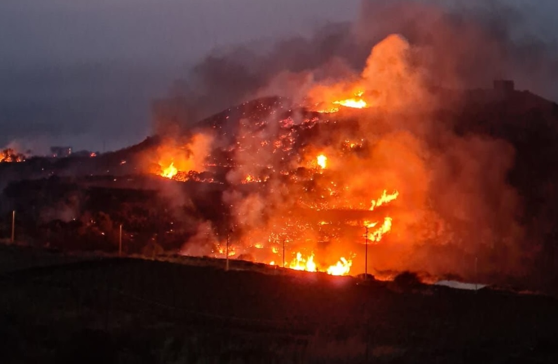 La notte infernale di Pantelleria, maxi-incendio: “Scenario doloso” – FOTO e VIDEO