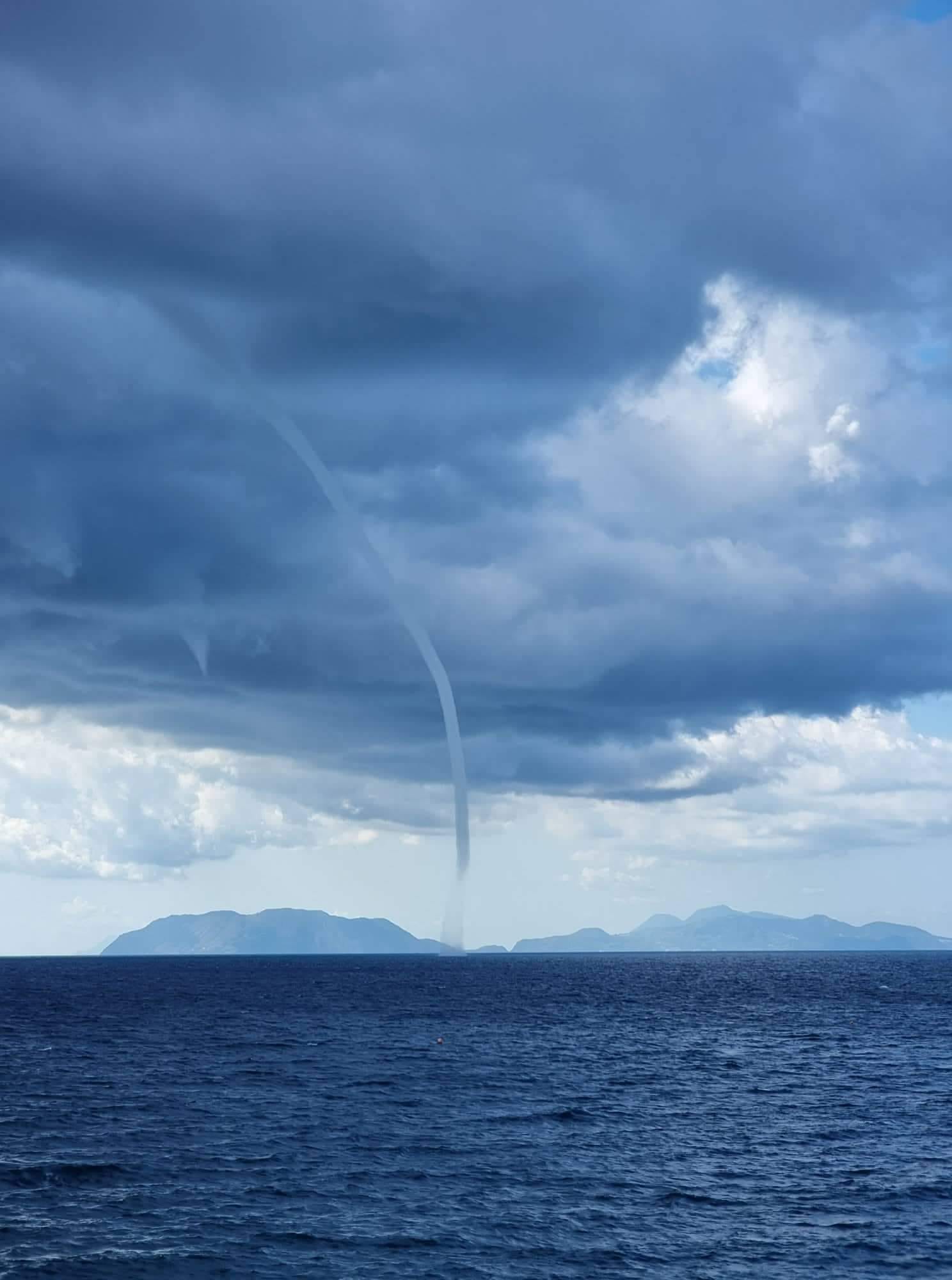 Tromba marina a Milazzo: spettacolo a largo della spiaggia di Ponente, le incredibili immagini