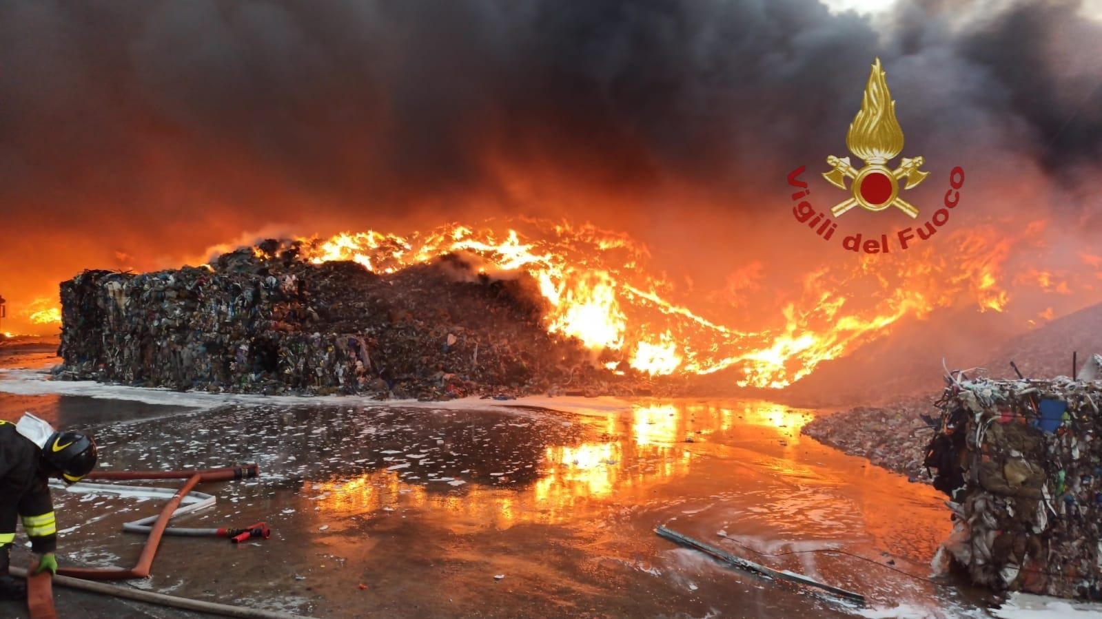 Incendio capannone Ecomac, brucia materiale plastico: la nube si spinge verso Siracusa Incendio capannone Ecomac, brucia materiale plastico: la nube si spinge verso Siracusa