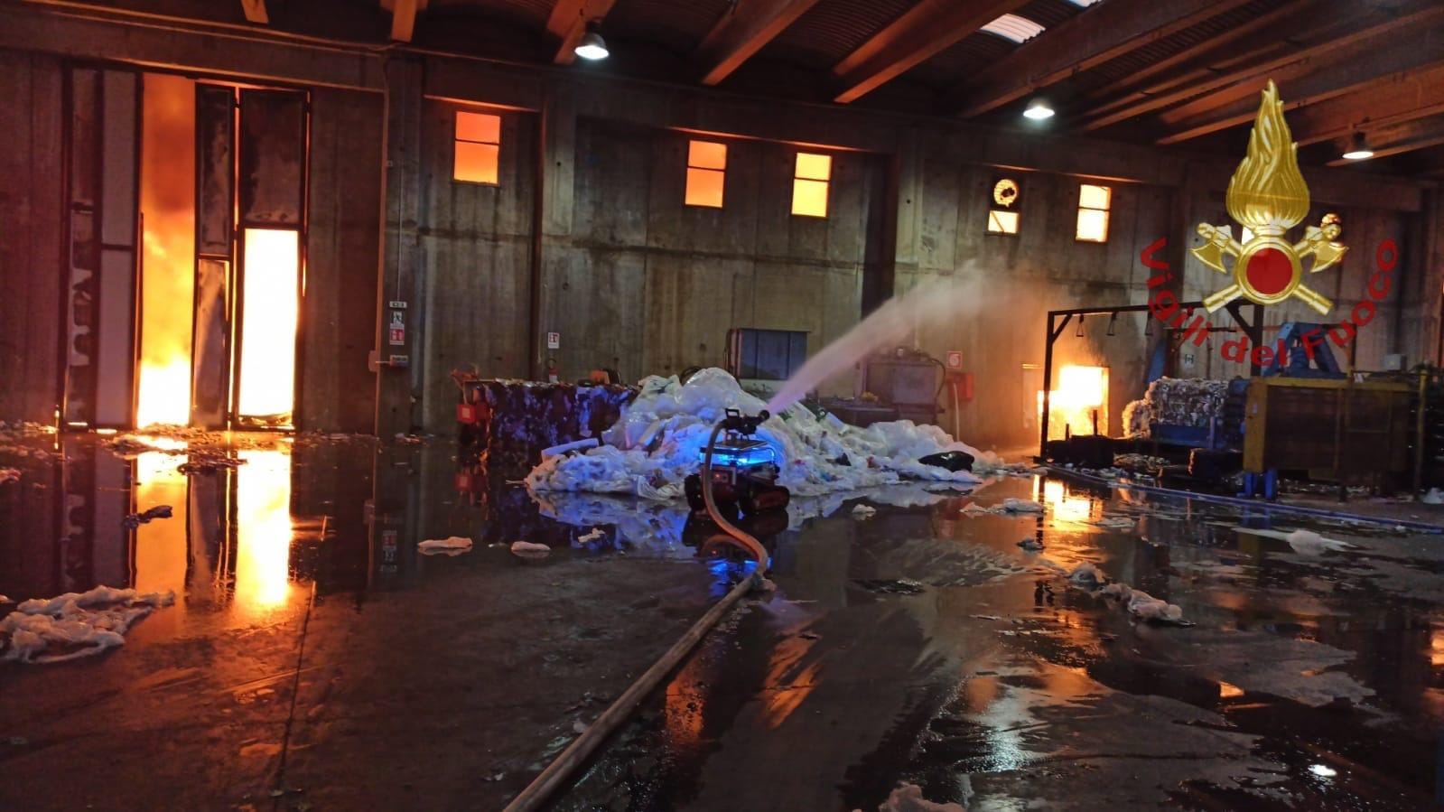 Incendio capannone Ecomac, brucia materiale plastico: la nube si spinge verso Siracusa Incendio capannone Ecomac, brucia materiale plastico: la nube si spinge verso Siracusa