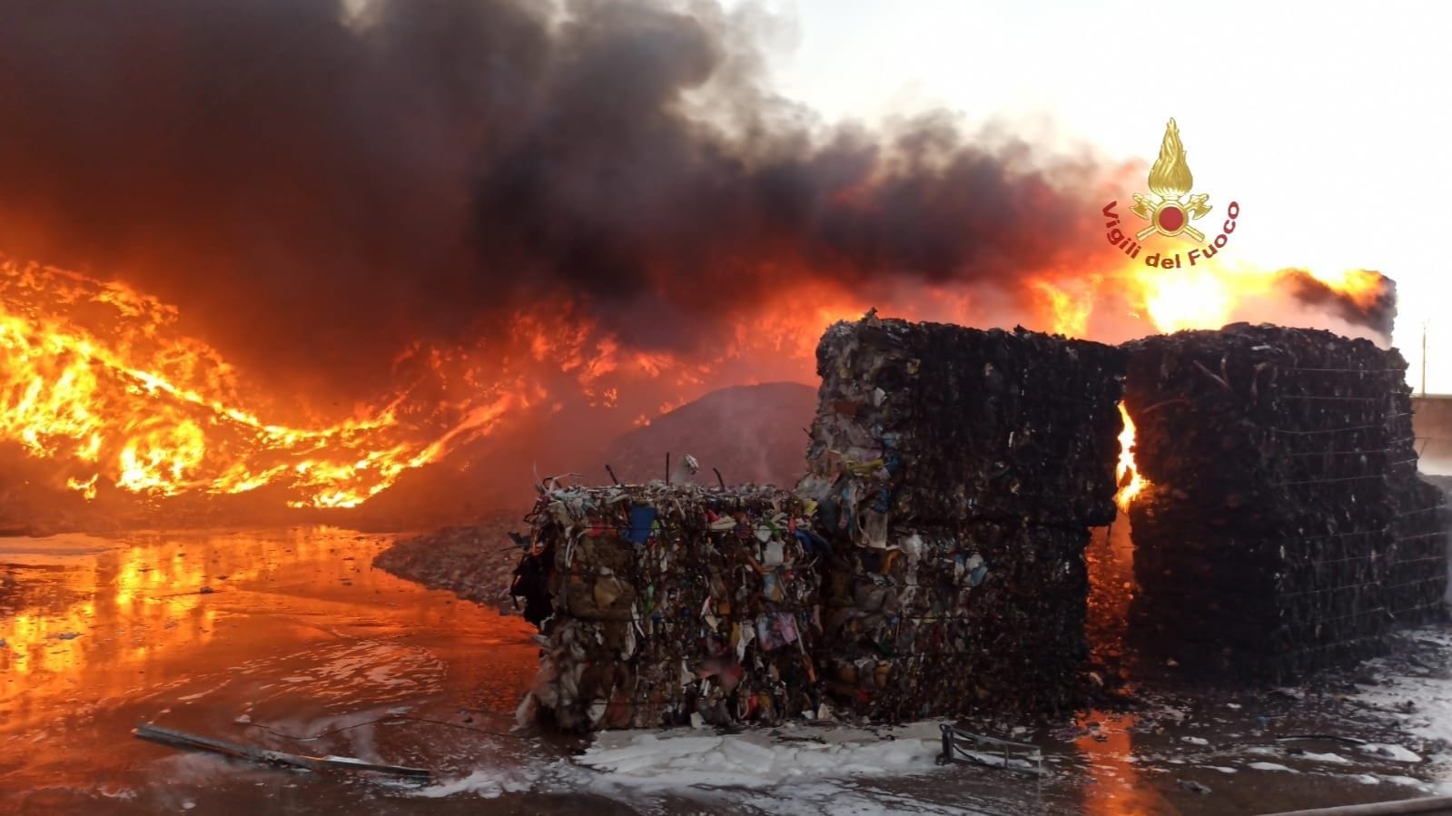 Incendio capannone Ecomac, brucia materiale plastico: la nube si spinge verso Siracusa Incendio capannone Ecomac, brucia materiale plastico: la nube si spinge verso Siracusa