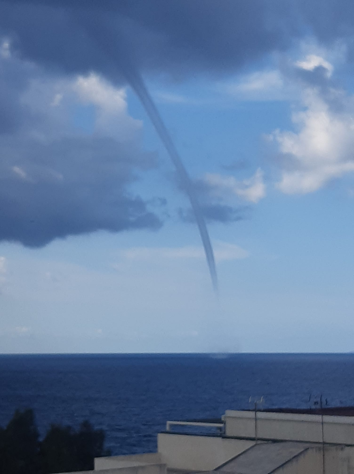 Tromba marina a Milazzo: spettacolo a largo della spiaggia di Ponente, le incredibili immagini