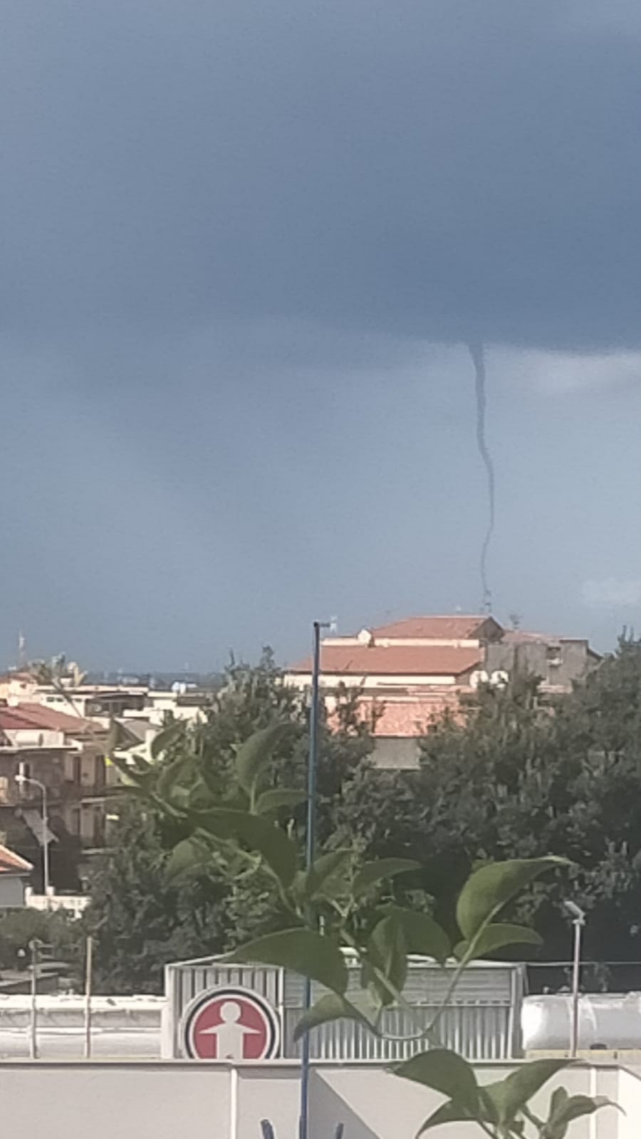Tromba marina a Milazzo: spettacolo a largo della spiaggia di Ponente, le incredibili immagini