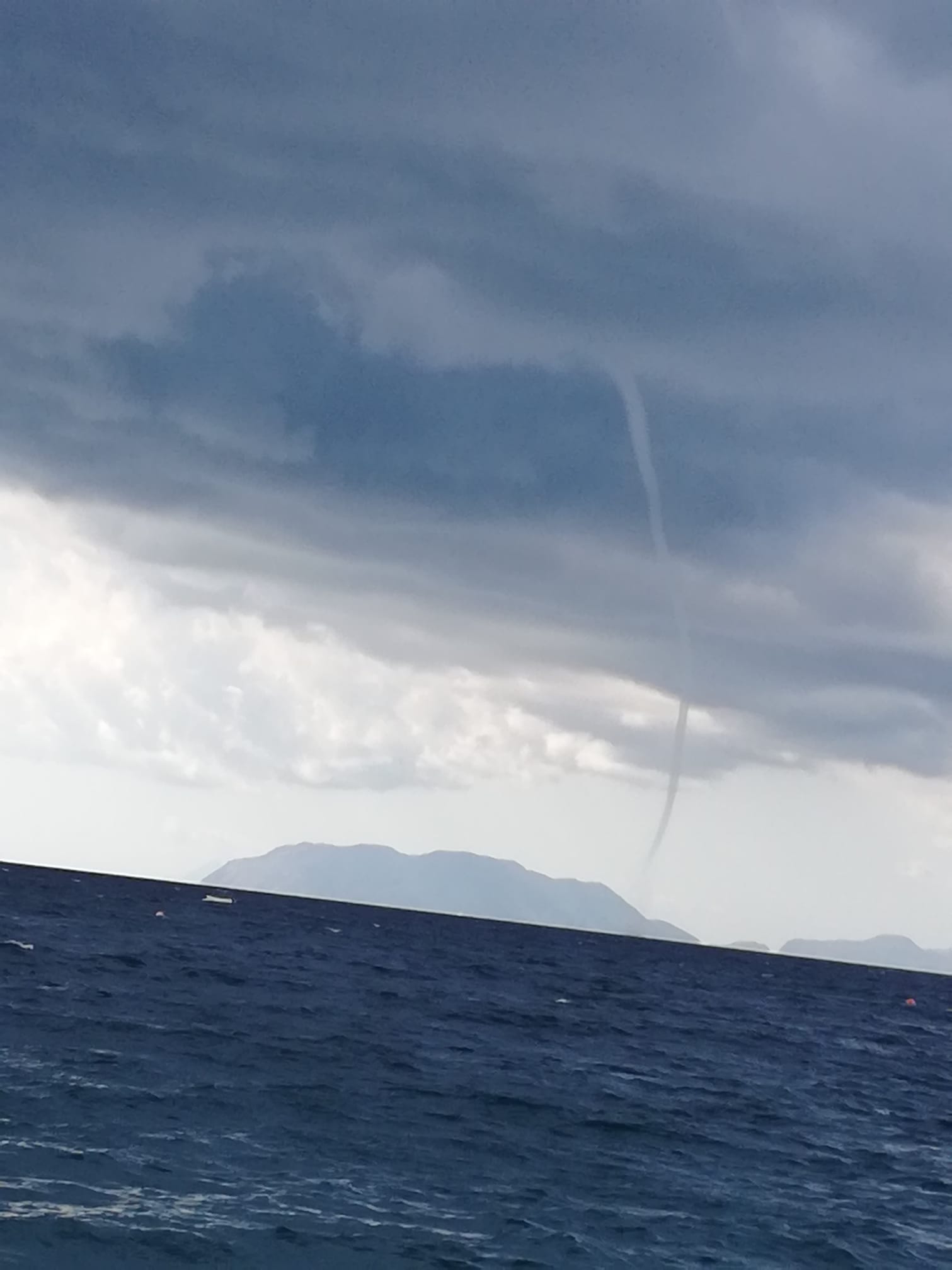 Tromba marina a Milazzo: spettacolo a largo della spiaggia di Ponente, le incredibili immagini