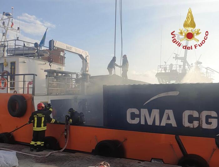 Crotone, scoppia un container su un rimorchiatore in porto: tre morti Crotone, scoppia un container su un rimorchiatore in porto: tre morti