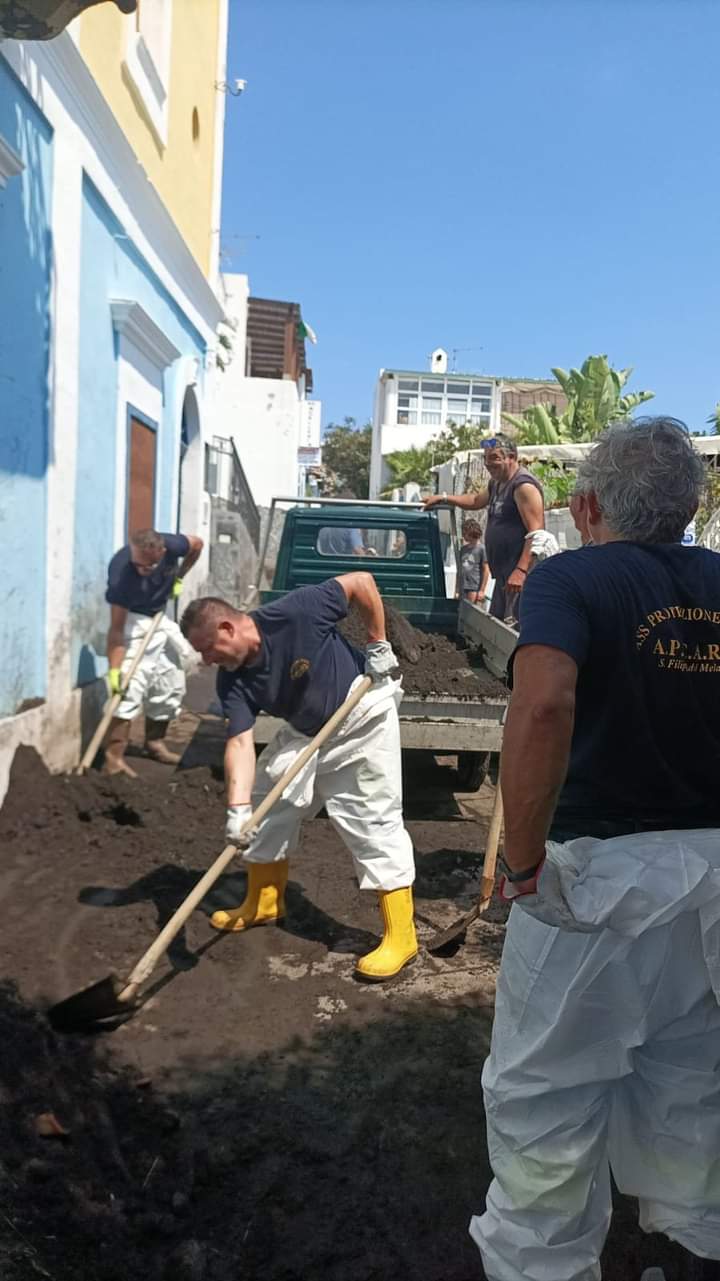 Nubifragio Stromboli, 80 interventi e strade colme di fango: le ultime (FOTO)